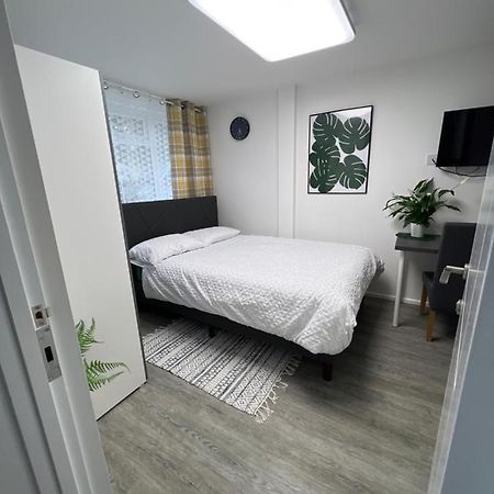 Studio In Private House Near Central Milton Keynes Apartment Exterior foto